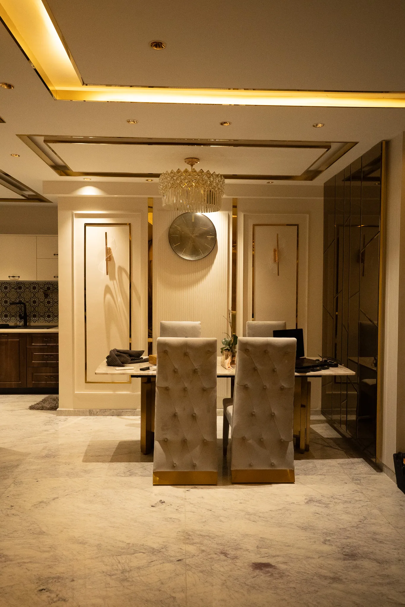 Dining area with tufted chairs and panelled wall — Divyarjuna